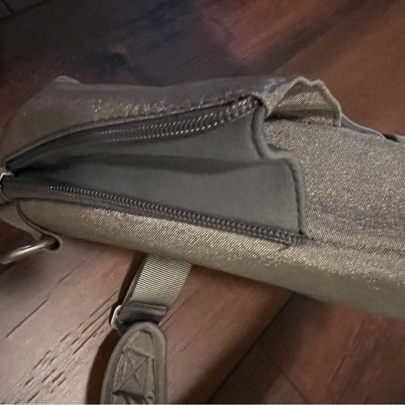 Bagallini Sling Bag - Picture 6 of 8